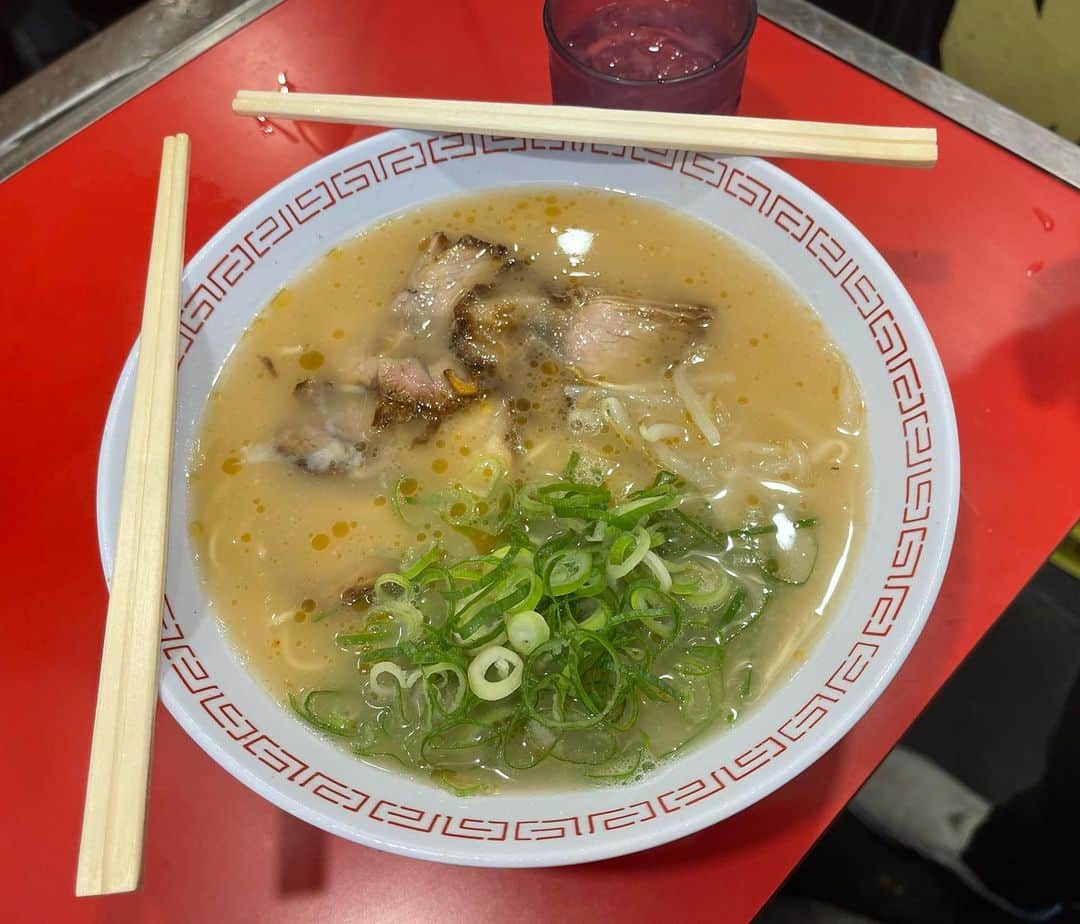 吉田悠希のインスタグラム：「. 大阪旅行で食べた #金龍ラーメン  …なんというか、勉強になる味でした🤔」