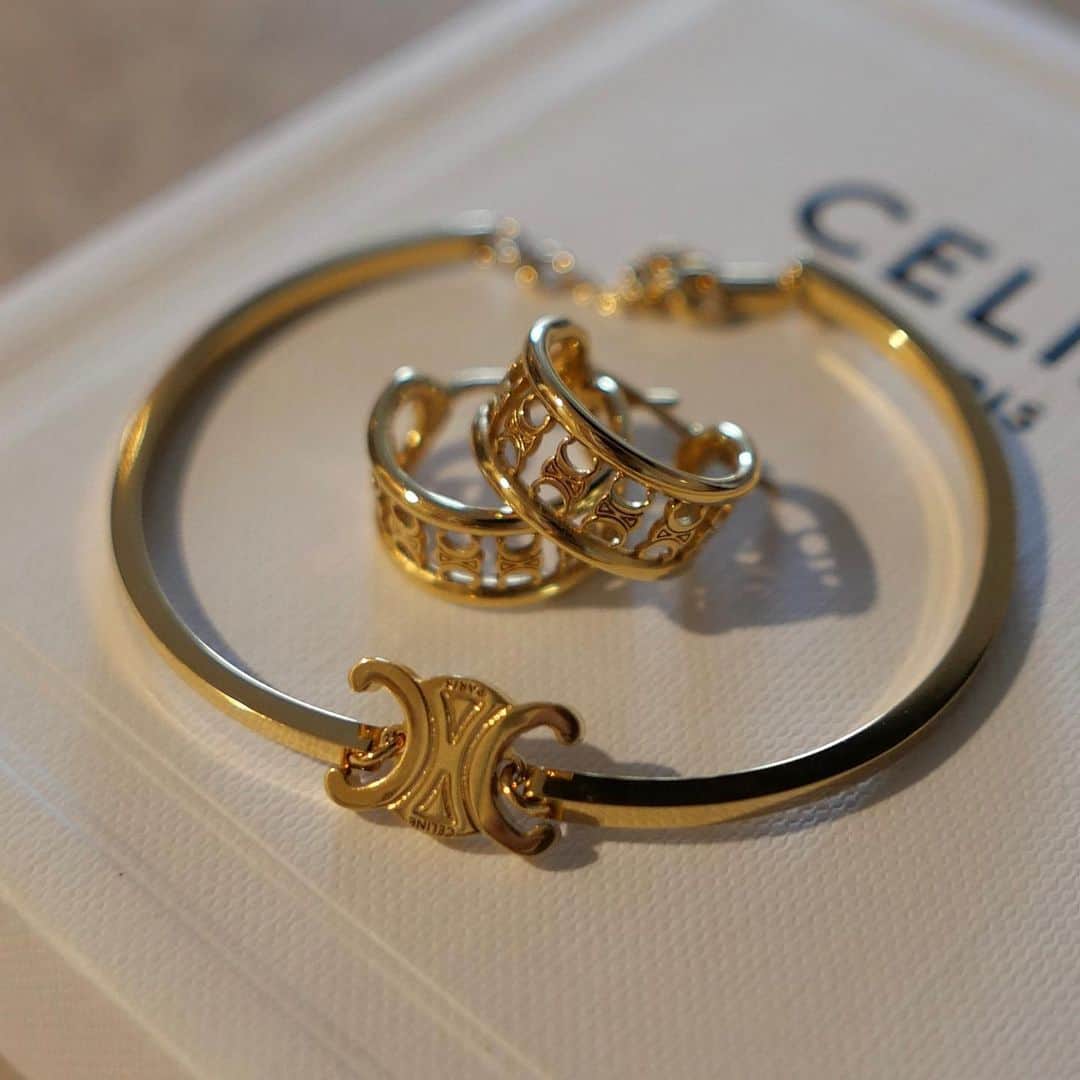 阿部朱梨のインスタグラム：「よく聞かれるピアスは  @celine だよん  最近お気に入りのブレスレットも仲間いり！ つけてると本当にいいことたくさんあって お守りにしてるの😌🤍  #celine」