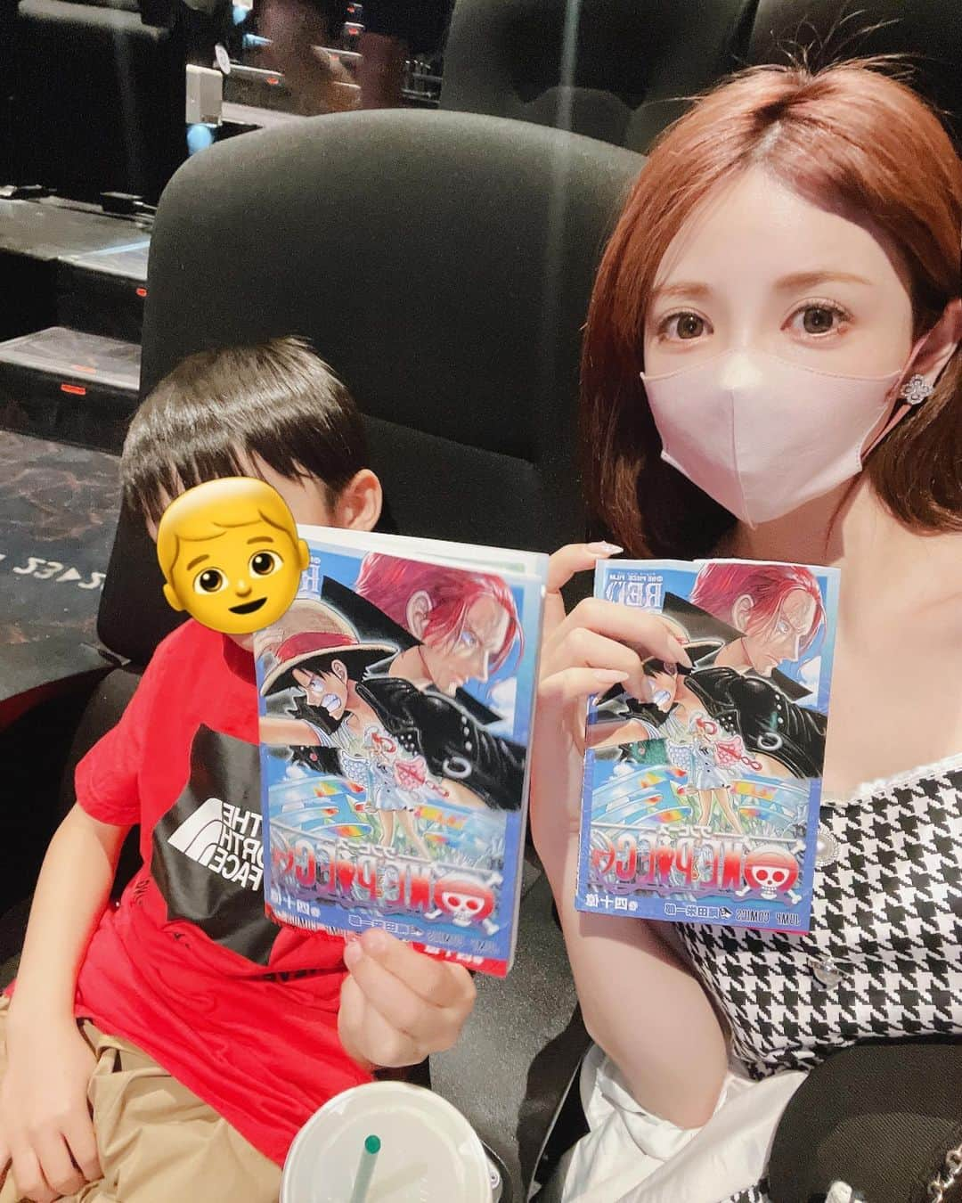 武藤静香さんのインスタグラム写真 - (武藤静香Instagram)「. 息子と映画デート🎟🎞 いやーシャンクスさんまじオーラはんぱないっすね！！ てかっこよさだった🤣👏 わたしが海賊だったらまじついてくなぁw四こう？っていうの？肩書きもまじかっこいー🏴‍☠️♡♡♡羨ましー♡w . アニメ100話までしか見てないから、知らん人ちょいちょいいたけど気にしない派🤣w 息子はちょっと？？だったw バリおもろかったわぁ！子供経由で色んなアニメが知れるのも嬉しいな、新参者でも充分楽しめてワンピース最高すぎ👏❤︎ . 一番好きなシーンみんなで語りたいけどネタバレ凡ミスしそうだから黙っときます🤣 . . #onepeace#ワンピース#シャンクス#息子#親子#映画デート#6歳#推し#夏休み#1年生#映画鑑賞#男の子ママ」8月10日 18時42分 - mutoshizuka0204