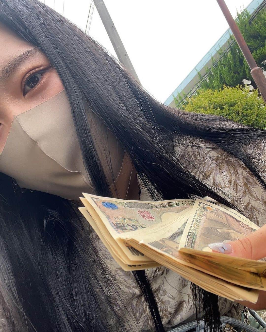 めいめいさんのインスタグラム写真 - (めいめいInstagram)「大型免許27万円！！！！ 18歳からトラックに乗って稼いだ21歳の投資！！！！  #大型免許取得中頑張る21歳#２０歳で牽引免許を取得 #北海道#どさんこ #トラック女子 #トラック運転手 #4トントラック #4トンワイド#トラガール #トラックドライバー #truckdriver#21yearsold#ISUZU#いすゞフォワード」8月10日 18時47分 - truckmeimei