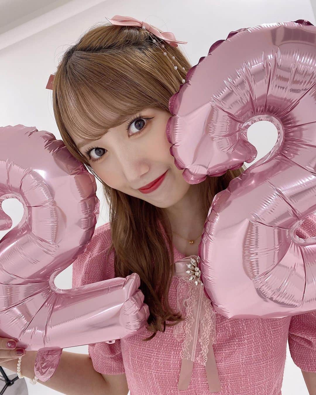田中菜津美のインスタグラム：「. 今日で22歳になりました🧡🧡 いつも応援してくださってる皆さん ありがとうございます🤍🤍 . まだまだ未熟な私ですが みんなが自慢できる推しになれるよう 22歳も頑張ります❣️❣️ . これからもフォロワーのみなさん よろしくお願いします🧡🤍 . #田中菜津美生誕祭2022 #22歳」