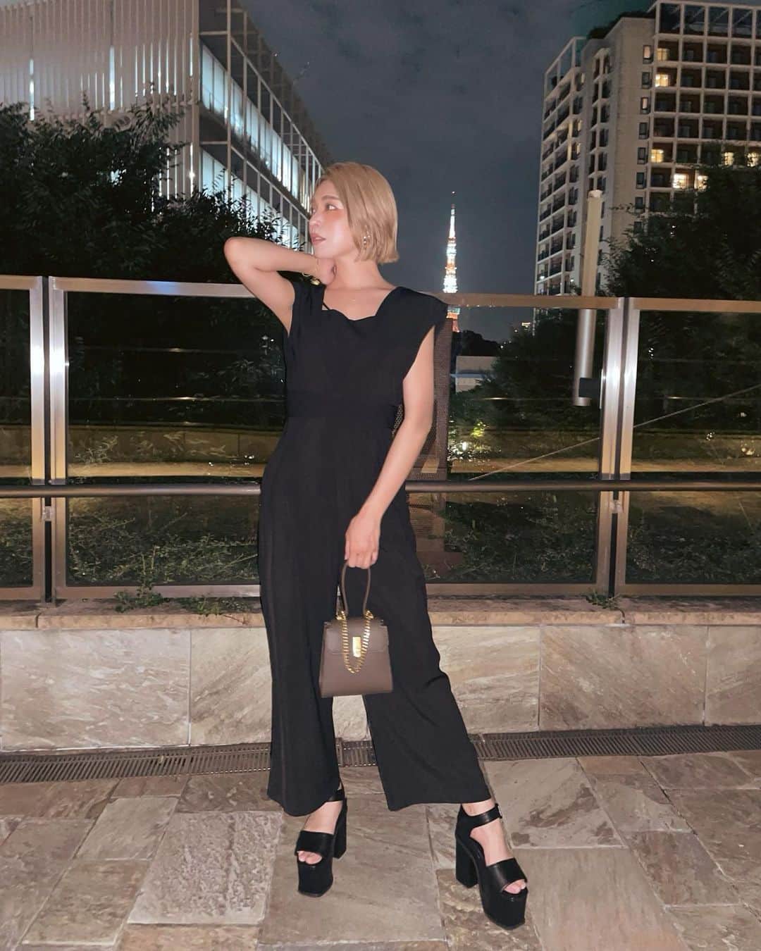 Hitomiのインスタグラム：「❤︎  🗼 お気に入りの洋服を着てお出かけ🖤 @leja__official   久しぶりにみさとさんに ネイルしてもらいました💗 めちゃくちゃ上手なのでずっと お願いして通ってるよ🤭🌺  hand @misato_olinail  foot @olinail_juri   juriさん担当限定のお得なクーポンあるみたいです💗🥺 是非行ってみてね〜❤️」
