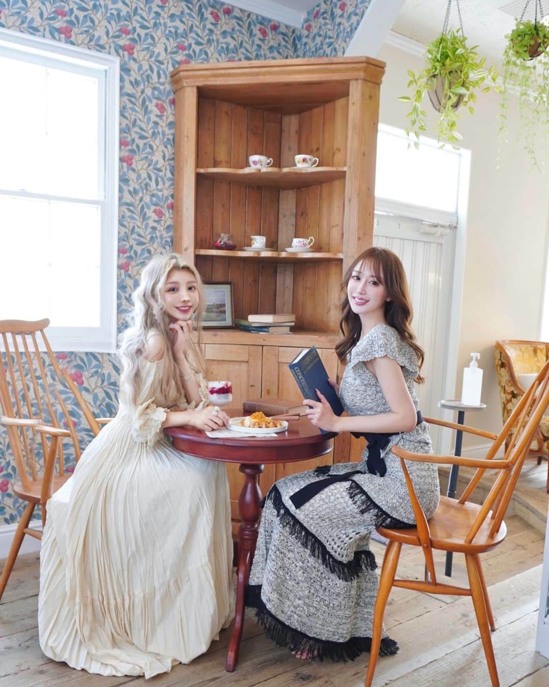 のインスタグラム：「・ 会員制コンカフェ「THE BEIGE HOUSE」で  ゆいちゃんと @yui_jungle のんびりしてきたよん☕️✨  韓国っぽい内装がとてもおしゃれで、落ち着いた雰囲気。デザートもドリンクも美味くて映え映え🫐💙  instagramフォローすれば会員になれて入店可能。行く前にフォロー忘れずに行ってみてね〜☺️  「THE BEIGE HOUSE 」  東京都国分寺市東元町2-13-35   @the_beige_house_kokubunji  #隠れ家カフェ#隠れ家#映えカフェ#カフェ巡り#カフェ活#映えスポット#雰囲気推してください#雰囲気女子#カフェ活#インスタ映え#女子会コーデ#国分寺グルメ#国分寺#女子会#コンカフェ#穴場カフェ#穴場スポット#韓国っぽ#韓国っぽカフェ#映えカフェ#カフェ巡り#カフェ活#映えスポット#韓国っぽ」