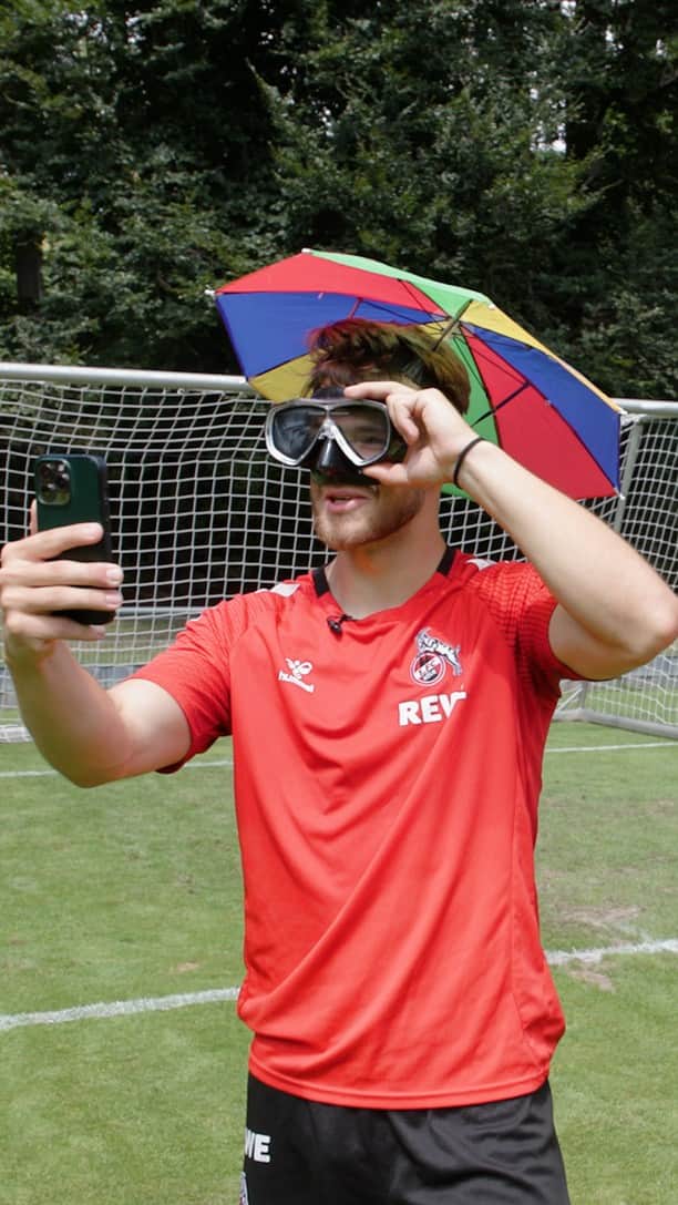 のインスタグラム：「Verkehrte Welt beim #effzeh: Heute tauscht @timohorn_1 das Tor gegen den Elfmeterpunkt und versucht @jan.thielmann drei Strafstöße unter die Latte zu nageln. 😁⚽ Wer entscheidet das Duell für sich und gewinnt die zweite Hälfte unserer @devk.versicherungen x FC Sommer-Challenge? Und wer muss den Sieger zur Strafe in den Himmel loben? ☝🏼 Schau rein und find‘s raus!」