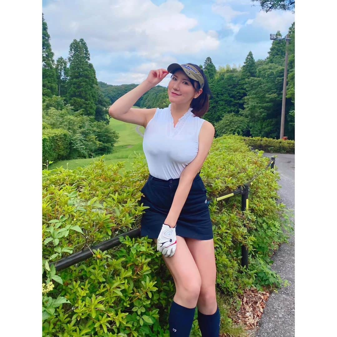 田名網理恵子さんのインスタグラム写真 - (田名網理恵子Instagram)「ゴルフにハマる夏⛳️🏌️‍♀️前回より−5！！ 悔しさばかりな結果でした😭目標スコアには届かず😭 @harajukugolf_academy に行って動画見てもらって ダメな所を直して頂きました！ コースに出ると、打ちたい！飛ばしたい！って気持ちが強くなり過ぎてて、手打ちになってるみたい。 基礎の大切さを再再再確認できました😭😭 悔しさばかりだったはずなのに、 もうコースに行きたいと思っている私は、 完全にゴルフに沼ってますね💁🏼‍♀️❤️😉😉 ・ ・ #ゴルフ初心者#ゴルフ始めて3ヶ月 #ゴルフ#ゴルフ女子#ゴルフコーデ#ゴルフデート #マスターバニー#マスターバニーエディション #ムーンレイクゴルフクラブ#ゴルフ好きな人と繋がりたい  #MASTERBUNNYEDITION#MASTERBUNNY #golfwear#golf#golfstagram」8月10日 19時08分 - 1004rieko