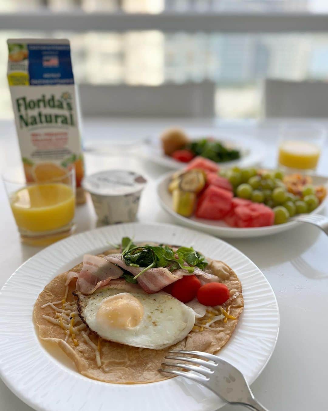 村上沙織さんのインスタグラム写真 - (村上沙織Instagram)「goodmorning. こちらでのはじめての朝ごはん！ とりあえず買った食材達で♡  アメリカって感じだわ。 この横で息子達はお茶漬け食べてます。 炊飯器持ってきてよかったー！お昼ご飯にはひじきのかやくご飯します🇯🇵  #saorin_trip#florida」8月10日 21時07分 - rosysaorimonster