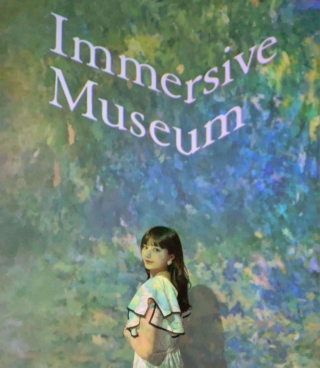 椎木里佳さんのインスタグラム写真 - (椎木里佳Instagram)「TikTokで流行してる没入型ミュージアム「Immersive Museum」🍈寝そべりながら鑑賞する絵画、超Z世代ぽい……もっと流行りそう！」8月10日 21時15分 - rikashiiki