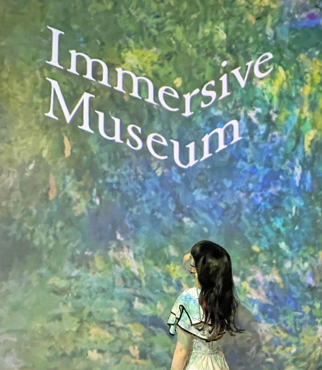 椎木里佳のインスタグラム：「TikTokで流行してる没入型ミュージアム「Immersive Museum」🍈寝そべりながら鑑賞する絵画、超Z世代ぽい……もっと流行りそう！」