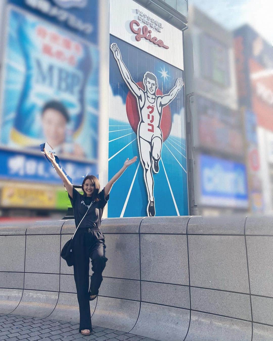 山崎紘菜のインスタグラム：「🥇 私がcmに出演させていただいている 江崎グリコ「カフェオーレ」から アーモンドミルクカフェオーレが発売されました！ すっきりした味わいでおすすめなのでみなさんもぜひ☺️ そして写真は先日大阪に行った時の！ ご縁を感じて嬉しいです！グリコポーズ！！いぇい！！！🥇 #アーモンドミルクカフェオーレ #江崎グリコ (⚠︎写真撮る時だけマスク外しています)」