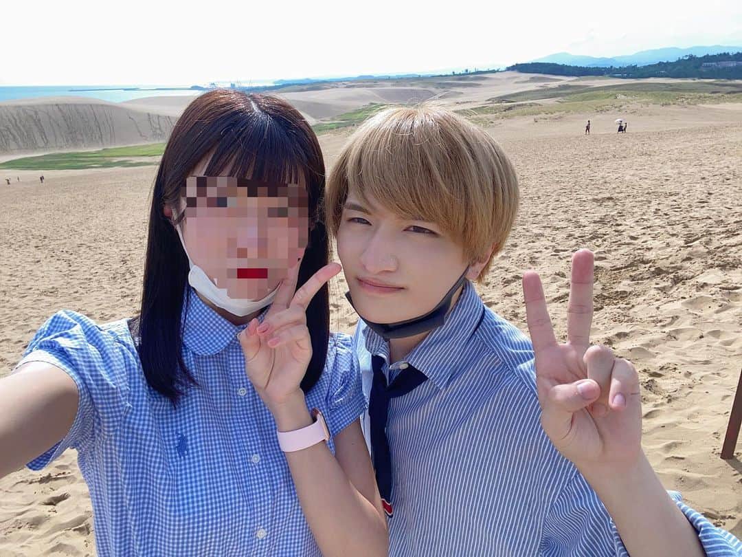 影井ひろ樹のインスタグラム：「彼女たんと地元の鳥取で旅行しました👒 海鮮盛りだくさんのごはん美味しかったし、砂丘は暑くて死にかけたし、鬼太郎のブロンズ像は地味でとっても楽しかったです🎶 喜代次という妖怪にも会えて良かっためぅ💘」
