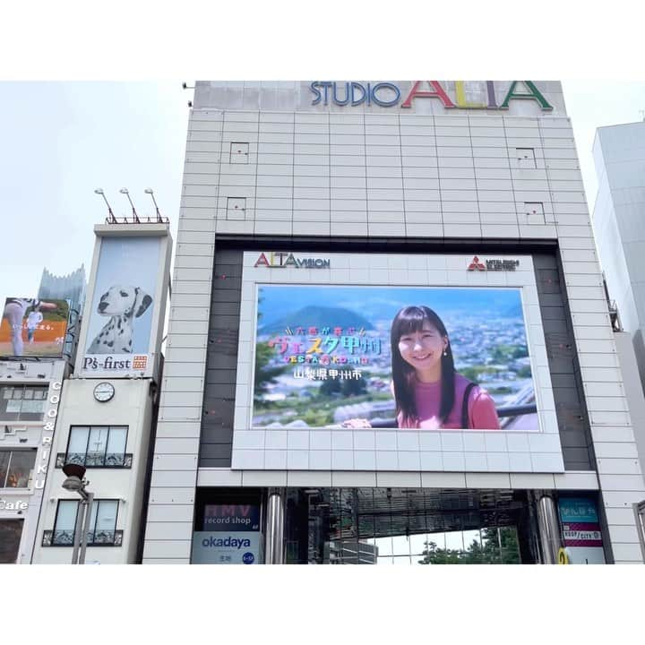 二見夕貴のインスタグラム：「.  「 週末、甲州市においでよ😊 」  日頃から新宿東口をご利用のみなさま、 2週間お邪魔しました🙊💓  #works #model #narrator #japanesemodel #tourismpromotion #shinjuku #新宿アルタ #新宿アルタビジョン #モデル #ナレーター #観光PR #山梨観光 #甲州市 #夏のレジャー #旅好き #リポーターやりたい」