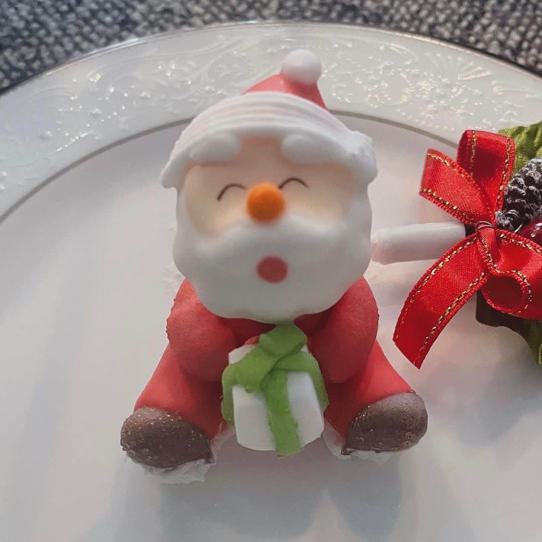 安村真奈のインスタグラム：「ケーキの上に乗ってる砂糖菓子だいすき🎅🏻」