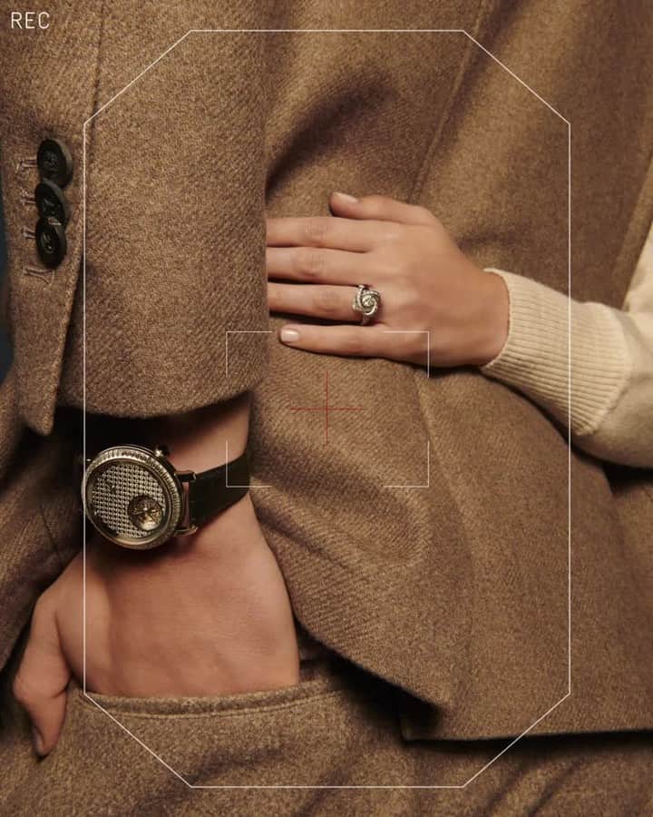 のインスタグラム：「Spotted on Place Vendôme: the interlacing of the Pivoine ring embodies the knot of love. Today and forever. ⁣ #BecauseofLove」