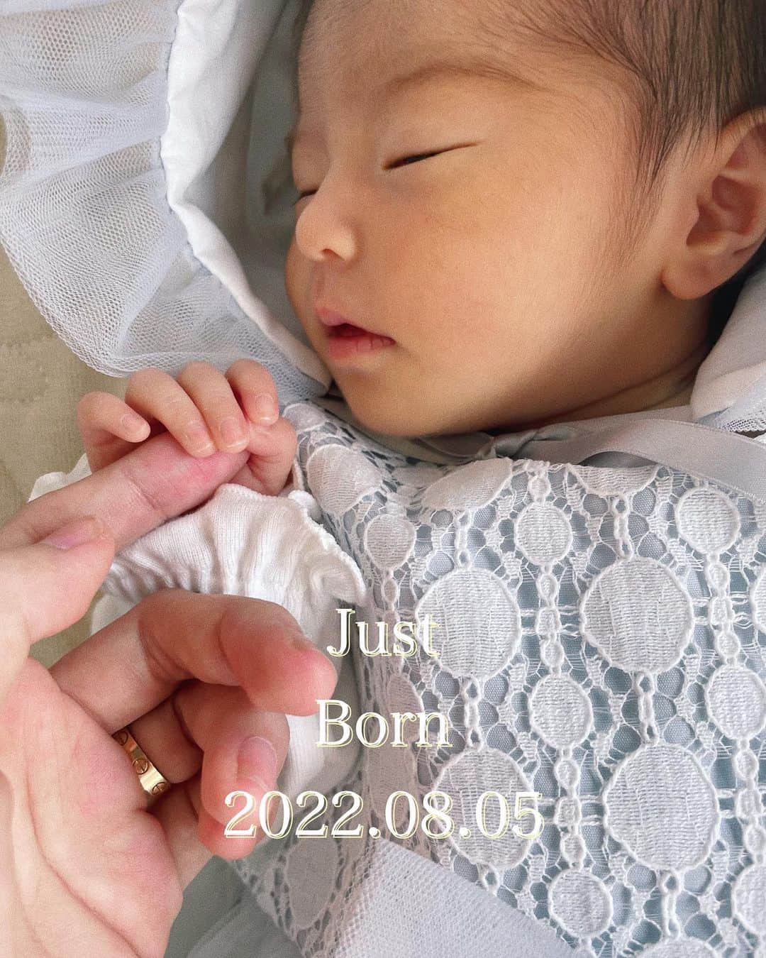松尾 瞳のインスタグラム：「ご報告💐  2022.08.05(Fri) 15:12 2554g / 47.0cm   無事、第二子である娘ちゃんが誕生いたしました🕊 チビミです。 産まれたてのお顔がポンタと一緒すぎて、、 遺伝子ってすごい🧬と夫婦で驚いております笑  ポンタ共々よろしくお願いいたします🌼  今回、急遽計画無痛分娩での出産にしたのですが そちらのレポはまたするとして、、 佑記の連休＆帰省中に無事産まれたかな？！と 気にかけて下さっている方も多かったので 取り急ぎのご報告を😌  これからの兄妹の成長が楽しみです🕊🕊  #出産報告 #女の子ベビー #令和4年ベビー  #女の子ママ #新生児 #ポンタとチビミ」