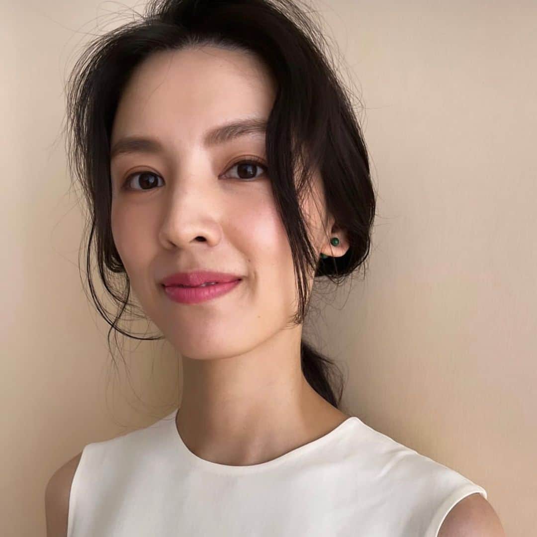 申真衣のインスタグラム：「顔洗うのが勿体なかった本日のメイク💄  Thank you @aiko_ono 🫶🏼  earrings @newbottega」