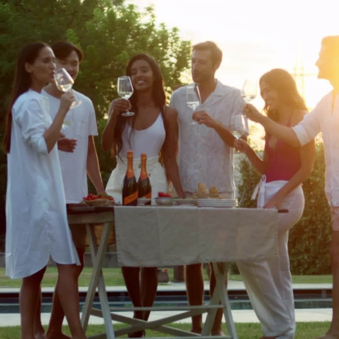 Mionetto Proseccoのインスタグラム：「⭐ Cosa c’è di meglio che aspettare le stelle dei desideri sorseggiando un calice delle nostre bollicine? Il primo desiderio - in fondo - è già esaudito, vero? Bevi Mionetto responsabilmente  ⭐ What could be better than waiting for the wishing stars while sipping a glass of our bubbly? The first wish - after all - is already granted, isn't it? Enjoy Mionetto responsibly  #mionettoprosecco #mionettoinsieme #gettogheterwithmionetto #prosecco #proseccohills」