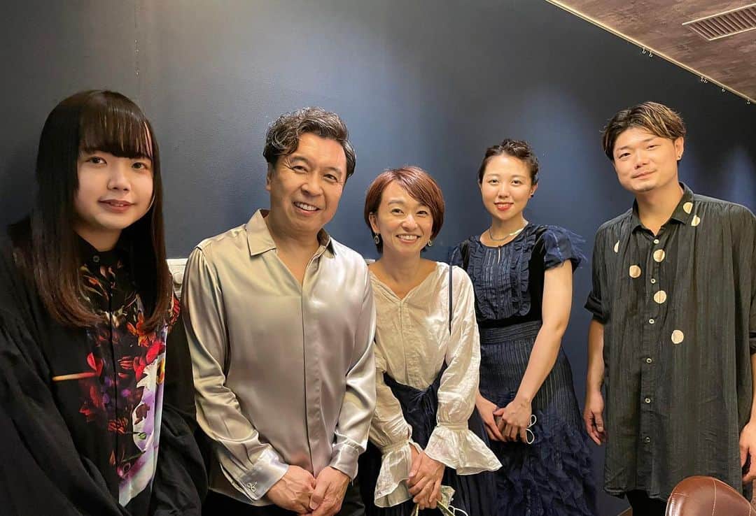 住吉美紀のインスタグラム：「#小曽根真 さんの次世代アーティストを世に紹介するプロジェクト「From OZONE till Dawn」の本格始動ライブへ。  めっちゃくちゃかっこいい！ 20代のビリビリとしたエネルギー、ほとばしる才能、歌うような演奏。 それを余裕の優しさとデカイ器で受け止める小曽根さん。 こんなに音楽的に満足感があり さらにほっこり温かい気持ちになるライブは貴重。 やっぱり音楽って思いのやりとりなのだ。  明日のステージは生配信があるそうです！ まだ観られます！ @bluenotetokyo  明るい気持ちになるよ。 私も観るぞ。  Tonight’s members were: Makoto Ozone(p)  小曽根真（ピアノ) @ozonemakoto   Kurena Ishikawa(b)  石川紅奈（ベース） @907marshmallow   Kazuhiro Odagiri(ds)  小田桐和寛（ドラムス）  Shunya Nakabayashi(sax)  中林俊也（サックス）  Shutaro Matsui(tp)  松井秀太郎（トランペット） @mshutp」