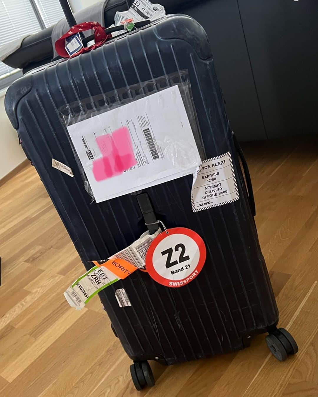 ジェシカ・コルダのインスタグラム：「Reunited 😍   Thanks to friends arguing with @flyswiss , 4 hours 😤, to go get my suitcase out of Zurich airport luggage graveyard 🪦 ….to then DHL it to my next location..  Last seen.. 10 days ago 😅 and I’m THRILLED」