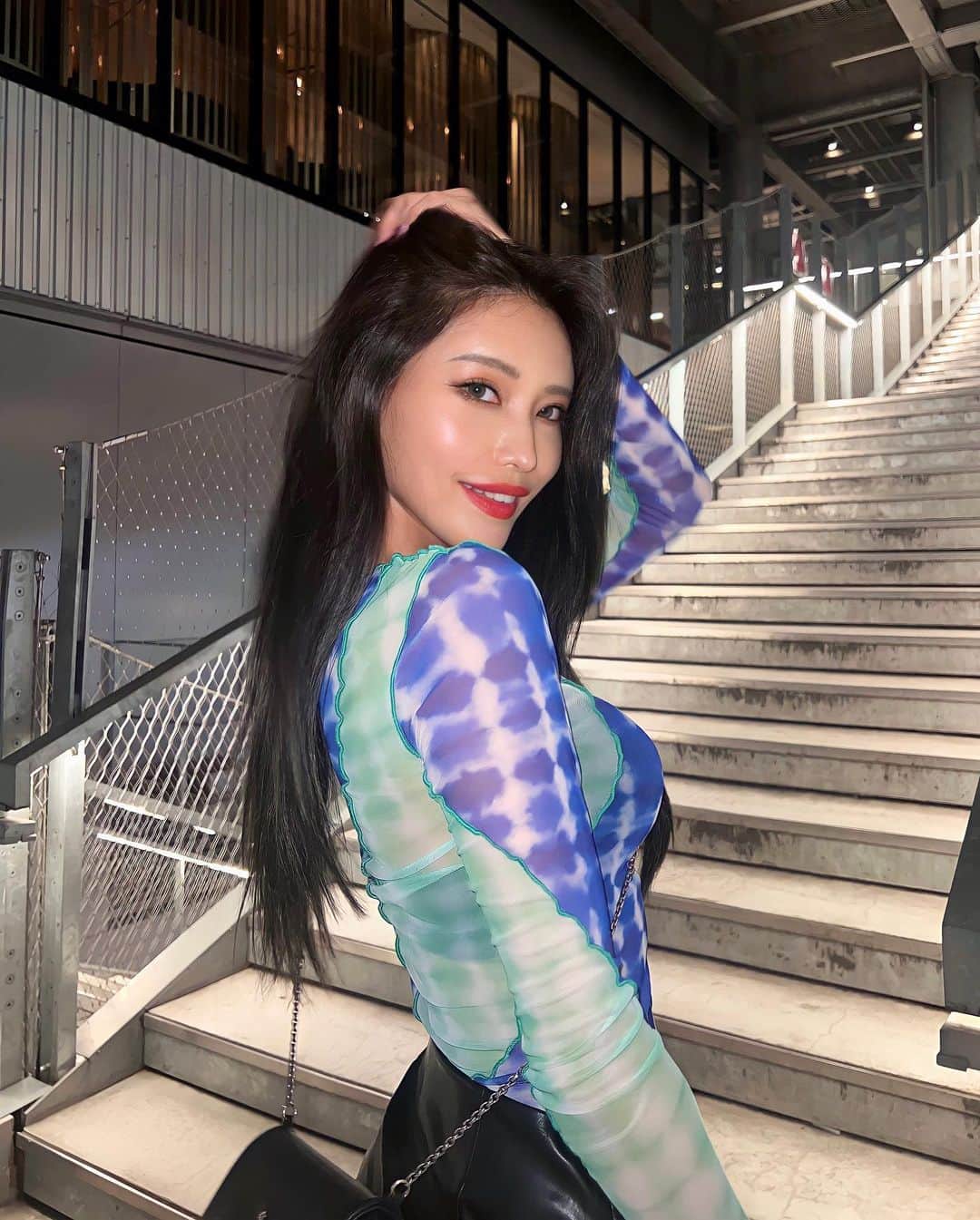 のインスタグラム：「💙🫧💎🦋🔹🌐 ⠀ ⠀ New hair by @yu_suke_kuri  お仕事用に綺麗にしてもらいました💇🏻‍♀️  伸びてきたよ〜〜 ⠀」