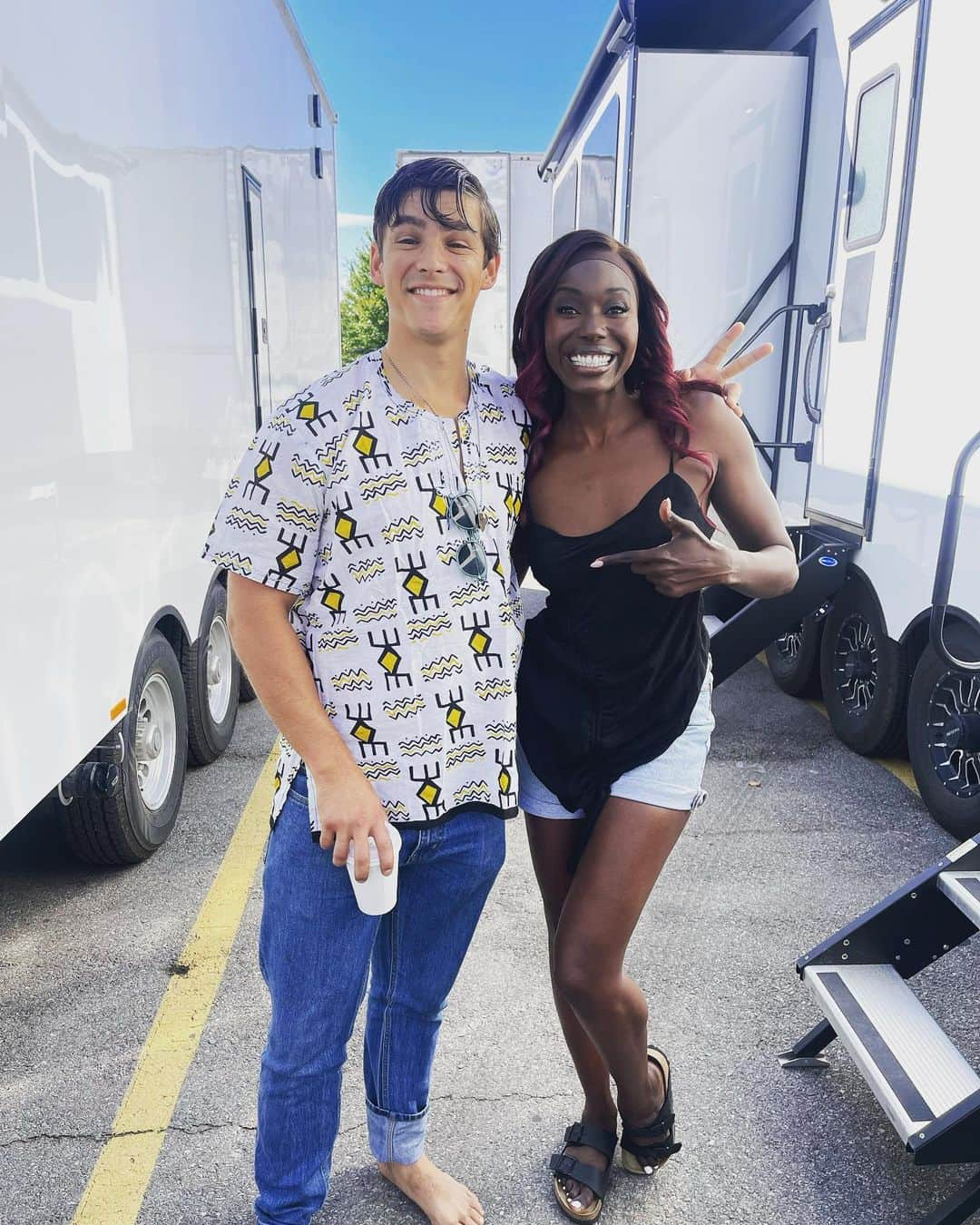 ブレントン・スウェイツのインスタグラム：「Appreciation post alert! Anna: @mameanna_diop is an angel. I’ve been so lucky to have someone so genuinely kind-hearted and talented by my side for the last 4 seasons. Anna bought me a T-shirt for my B-day in season 2 and I wore it so much that after two years it disintegrated into dust. (Or @chloepacey threw it in the trash cuz of all the holes in it…?) It was replaced yesterday with a Senegalese style shirt made by her auntie. AND ITS AMAzing! Thank you! Love you Anna! ❤️😎👌🏽 #birthdayboy #coolshirt #dctitans」