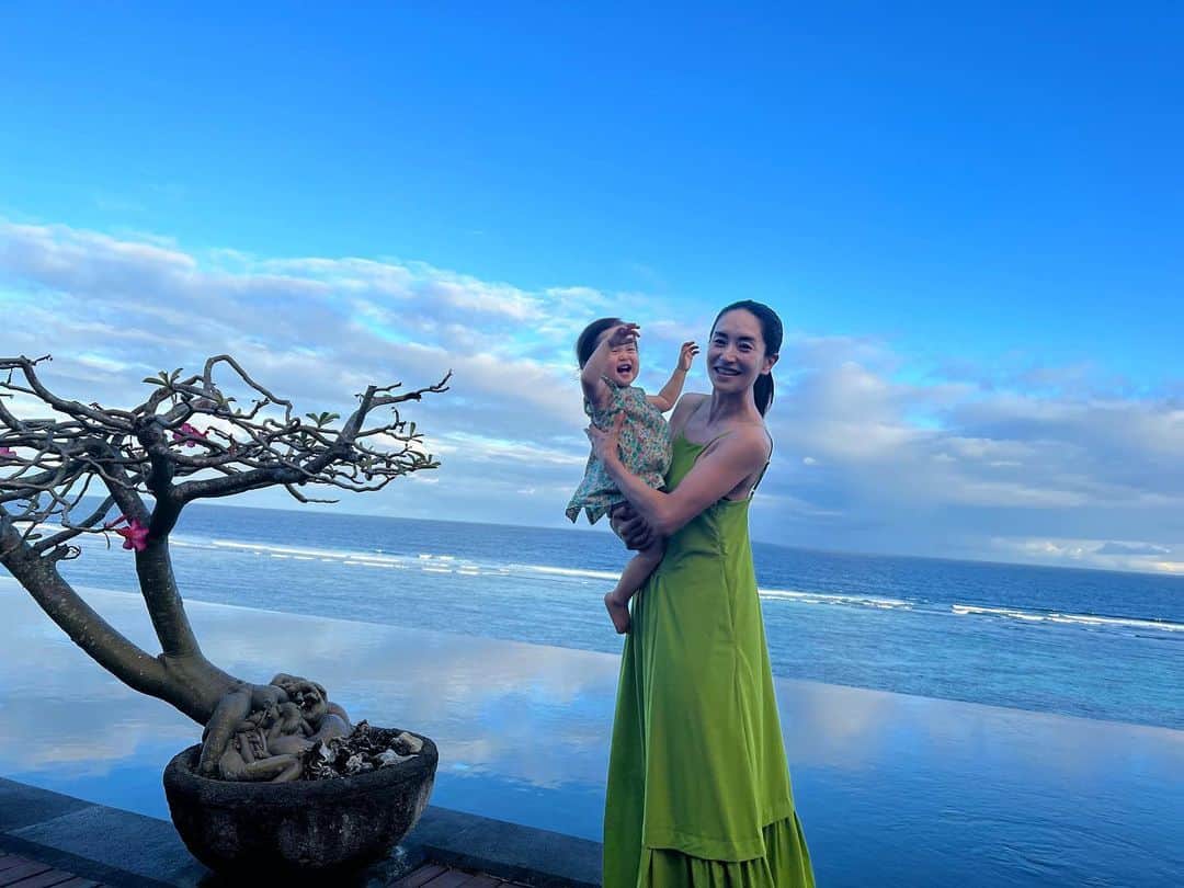 亀恭子のインスタグラム：「3年ぶりの海外旅行。  3人連れての移動はなかなかの珍道中だけれど、 大人も子供も笑顔の毎日。 のんびりと。癒されました。  友達家族達との旅。 家族ぐるみで仲良くなったご縁にもしみじみ感謝した日々。  ２枚目は、ホスピタリティあふれる友達が提案してくれた 海の風を感じながら キャップにペインティング。 長男の花を描いたキャップ。  この日たまたまグリーンのワンピースを着ていてかぶってみたら なんかよく分からないことになってるけど…w  長男がTシャツ・デニムにかぶってるのが一番カッコよかった…  国内も海外も、 これからまたたくさん旅をしたいな。  #2022summer #vacation #bali #relax #fun」