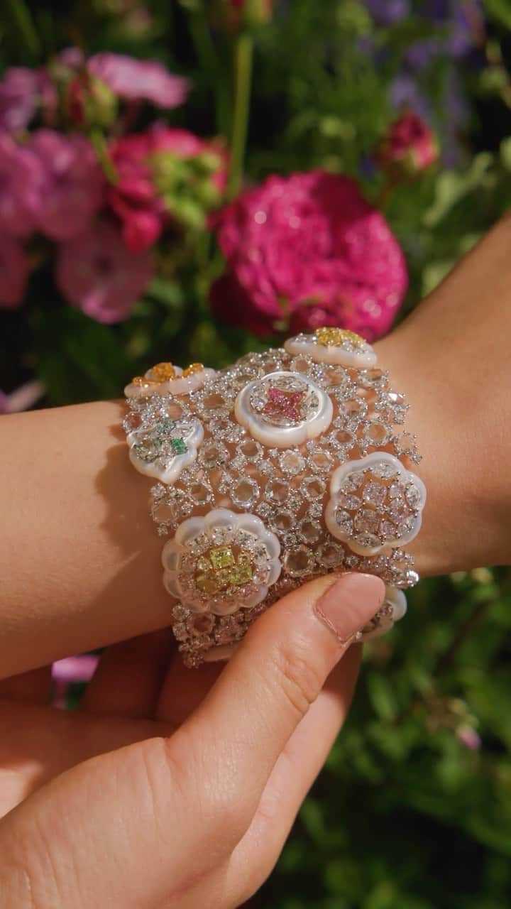 Harrodsのインスタグラム：「Boghossian’s intricacy comes into spectacular play with these new high jewellery pieces – a sparkling display of rare, coloured stones, soft mother-of-pearl, and a firework of white diamonds.   Find #Boghossian in Fine Jewellery on the Ground Floor and through our Personal Shopping service.   #Harrods #HarrodsFashion」