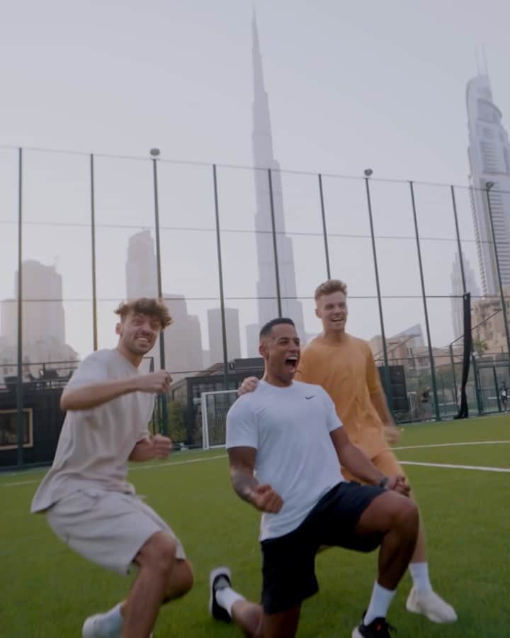 デニス・アオゴのインスタグラム：「''Make Dubai your personal pitch and play your way through the city’s top iconic locations ⚽'' @visit.dubai #visitdubai」