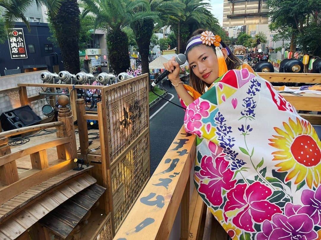 のインスタグラム：「. . よさこい1日目が終了ー！ 3年ぶりのよさこいに心が踊りました🕺🕺🕺  朝から晩まで歌いまくって暑くって飲んでも飲んでも喉カラカラで汗疹もできちゃったりしたけど、なんで祭りってこんなに燃えるんだ？🔥  みんないい顔してたなぁ🥹  とは言っても明日もあるので、しっかり食べて、寝て、パワー回復させて2日目のよさこいに備えたいと思います‼️  明日も歌いまくるぞーー🤩  来られる皆様もどうかお気をつけて‼️ . #よさこい #よさこい祭り #よさこい2022 #絆国際チーム #高知よさこい #よさこいの夏 #祭りだぁぁぁ」