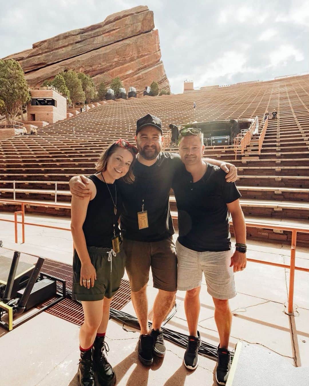 ティナ・マジョリーノのインスタグラム：「8.6.22//RED ROCKS  ✨I am so grateful for this extraordinary experience at such a magical place. Seeing @kevinmajorino slaying life, watching @jewel be an absolute rockstar, experiencing the energy of an ecstatic sold out crowd, waiting out a gorgeous mini storm, meeting and hanging with phenomenal people and artists, running through and getting to sign the legendary backstage tunnel 😳, laughing and singing and getting an IV… I’ll remember this weekend forever. Denver, thanks for having me. Til next time. 🤘🏻🪩🌈⚡️❤️‍🔥 #RedRocks #Jewel #Bucketlist #TinaOnTour」