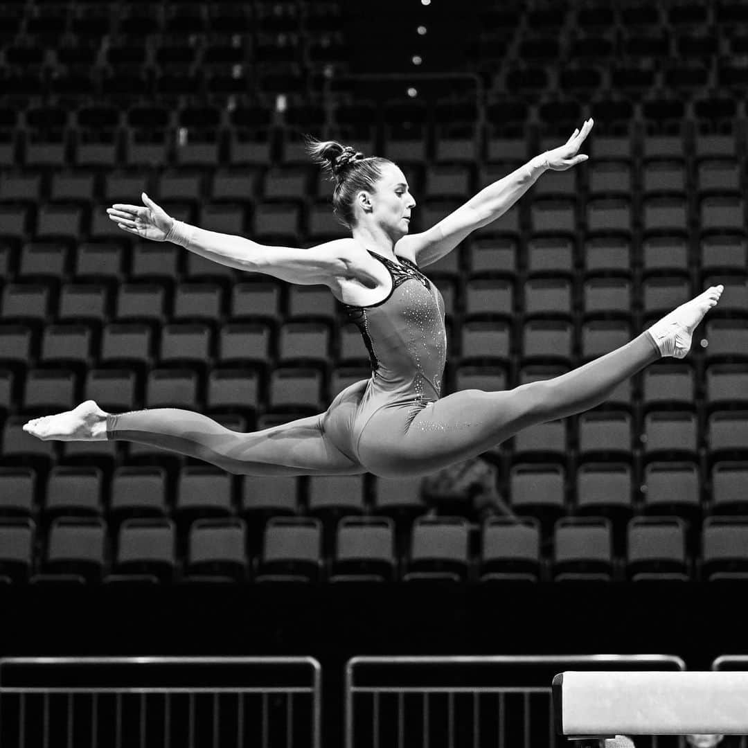 ポーリーヌ・シェーファーのインスタグラム：「🔥There is no limit! 🔥  #europeanchampionships#motivation#beam#gymnastics#splitjump#EM#munich#passion#ilovewhatido  Foto: @filippotomasiphoto」