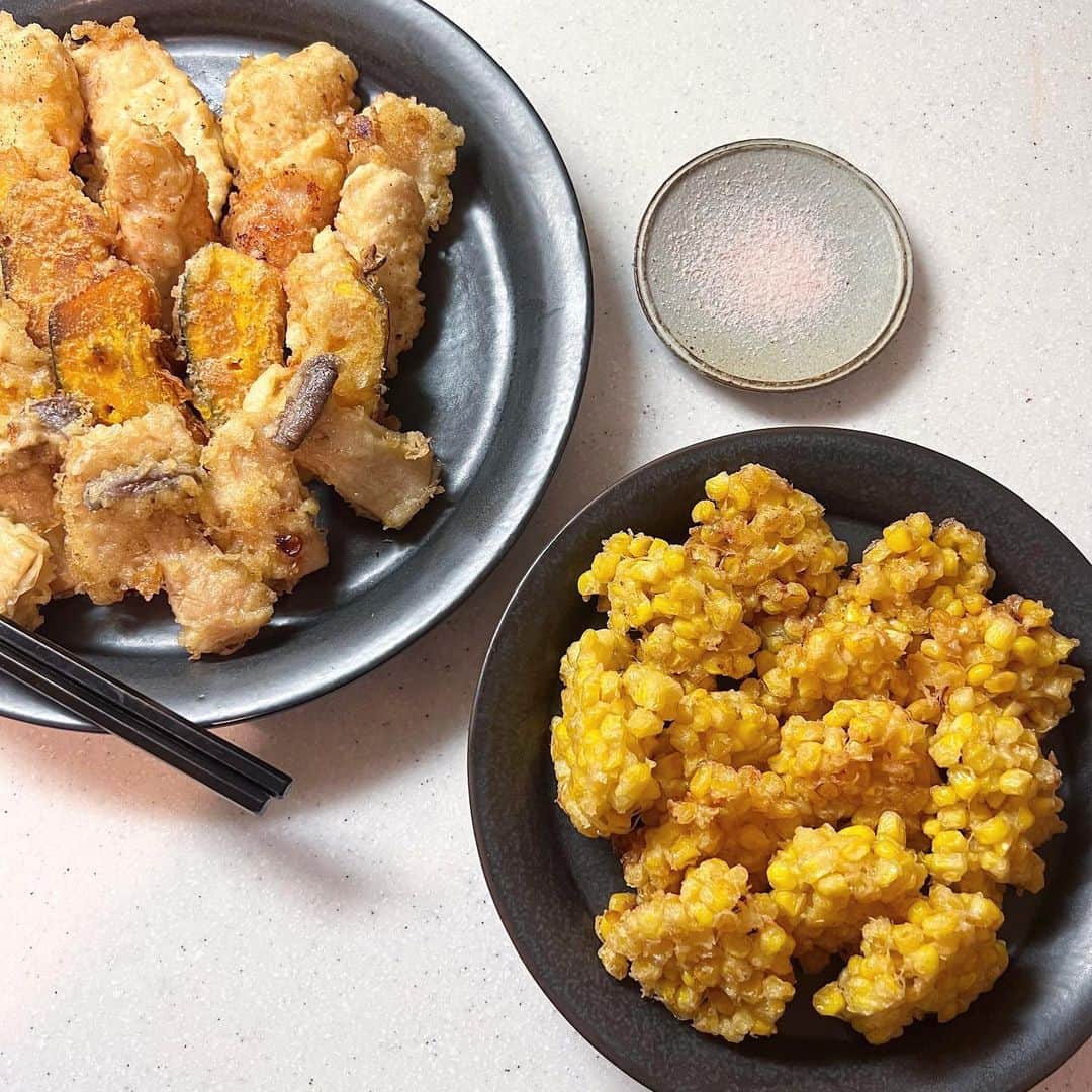 のインスタグラム：「深夜の更新。  今日は頂いた美味しすぎる とうもろこし🌽を天ぷらに🤍  やっと離れ離れにならずにできた✨  あとはかぼちゃ、鳥天、エリンギ。残ってた食材で。  パパと長男がプール行ってる間に次男とフライングして食べちゃいました。  シンプル塩味がおいしいっ🌽  長男はサマースクールで初めてのお泊まりを経験しました。1日で帰るってごねてたけど、どうだった？って聞いたら「楽しかった！」だって☺️  プラネタリウムも思い立って行きました✨初体験だらけ☺️  帰りに青森の美術館で見た 奈良美智さんの絵本を、記憶に残っていたのか 息子がチョイス。  そんなのが私の刺激にもなって 日々が楽しい🌈  夏だね✨✨✨  #深夜の更新　#初体験 #とうもろこし　#美味しすぎる #boys #brothers #mama #みさこクッキング　#夏休み #まだまだ楽しもう @four_o_five_405  #器」
