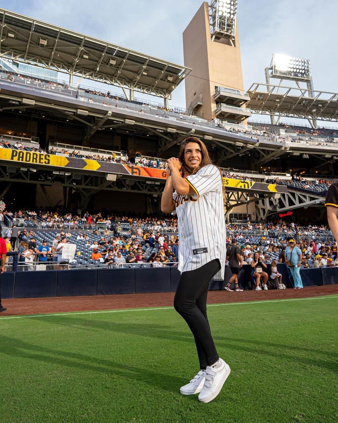 マッケンジー・ダーンのインスタグラム：「It was a lot of fun throwing the first pitch for the Padres yesterday! They also got the win ending the game with a great home run!! Thank you @padres for having my family and I enjoy this experience!!  • • Foi uma experiência irada jogar a primeira bola do jogo dos Padres de Baseball! Parabéns @padres pela vitória e obrigada por me receber junto com a minha família na casa de vocês!!  • • ⚾️🏟」