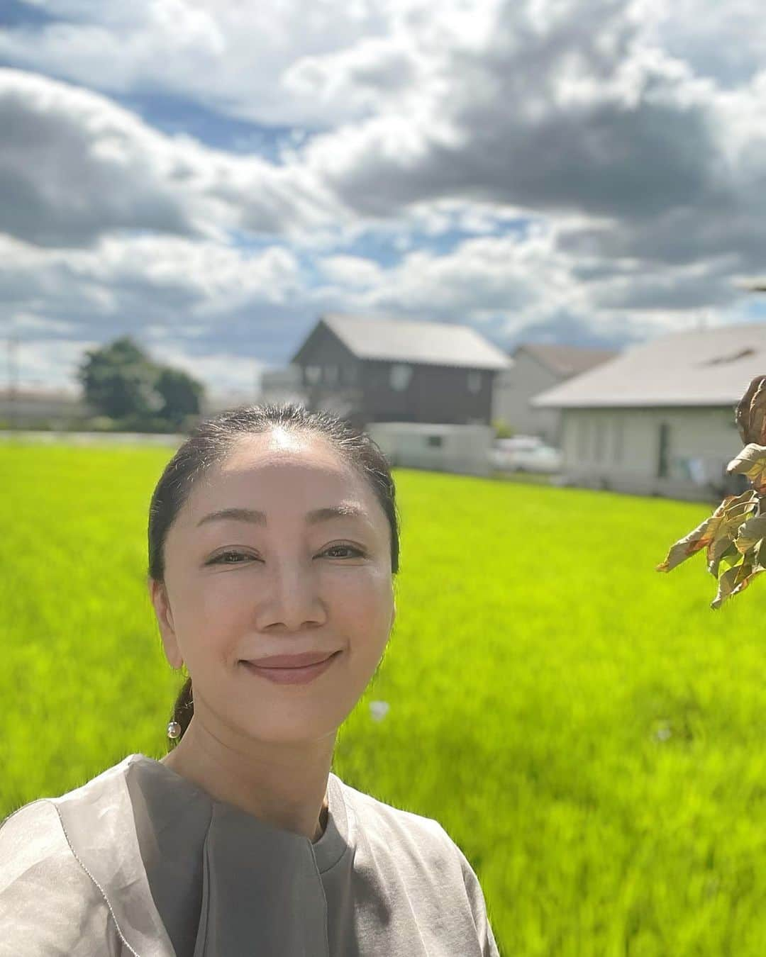 坂村かおるさんのインスタグラム写真 - (坂村かおるInstagram)「私毎ですが‥ ・ 先日、インスタ投稿がYahooニュースで取り上げられました(何故だか本人にも分からない) ・ その折り、沢山の方に拝見して頂いたのですが、やはり誹謗中傷がありました。 ・ ただ、皆さんからのコメントを読み反省致しました。 ・ 確かに、最近アプリ加工がやり過ぎてるかもしれないと‥💦 ・ なので整形している！違和感があると思われる？？ ・ 私は、目頭切開していませんし、鼻にプロテーゼも何も入っていません！歯も5年前に矯正を始め今でも痛い思いをしながらマウスピースし審美を目指しているのでインプラントではありません！ ・ 気持ち悪い！はどうにもならないので、ごめんなさい🙏 ・ なので、PR以外は顔の加工修正を辞めました。 ・ なのでお見苦しい事も有ると思いますが、ご了承ください。 ・ そして、今まで変わる事なく応援してくださった皆さまありがとうございます☺️ ・ 私は、そんな皆さまの温かいお言葉で元気を貰っています。 ・  いつも「いいね！」を頂きありがとうございます。  #クィーンオブ美魔女 #team美魔女 #美ST #坂村かおる #トータルビューティーアドバイザー #美しく老いる #バランス #美容 #コスメ #ファッション #今日のコーデ #トータルバランス #お洒落な人と繋がりたい #コスメ好きな人と繋がりたい #美意識高い人と繋がりたい #美魔女 #美魔女が変わる #アップデートしてる人と繋がりたい #自分らしくアップデート #修正なしで」8月11日 14時35分 - kaoru.sakamura