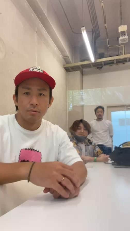 菊地浩輔のインスタグラム：「吉本手話ブvol.3が12日にありまーす！！ 観に来てねー！配信でした！！  #手話 #よしもと手話ブ」