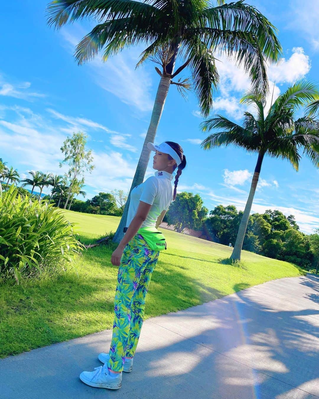 のインスタグラム：「.  沖縄ゴルフ⛳️かねひで喜瀬カントリー🌈  なんと2バーディーでスコア89でした❤️  三つ編みポニーテールなかなか良き🥰 沖縄ゴルフって最高すぎん？💚  #沖縄#沖縄ゴルフ#かねひで喜瀬カントリークラブ  #bestita#bestitagolf#bestitagirl #golf#ゴルフ女子#ゴルフウェア #ladiesgolf#fashion#make#japanesegirl #ワンピース#ゴルフ女子コーデ」