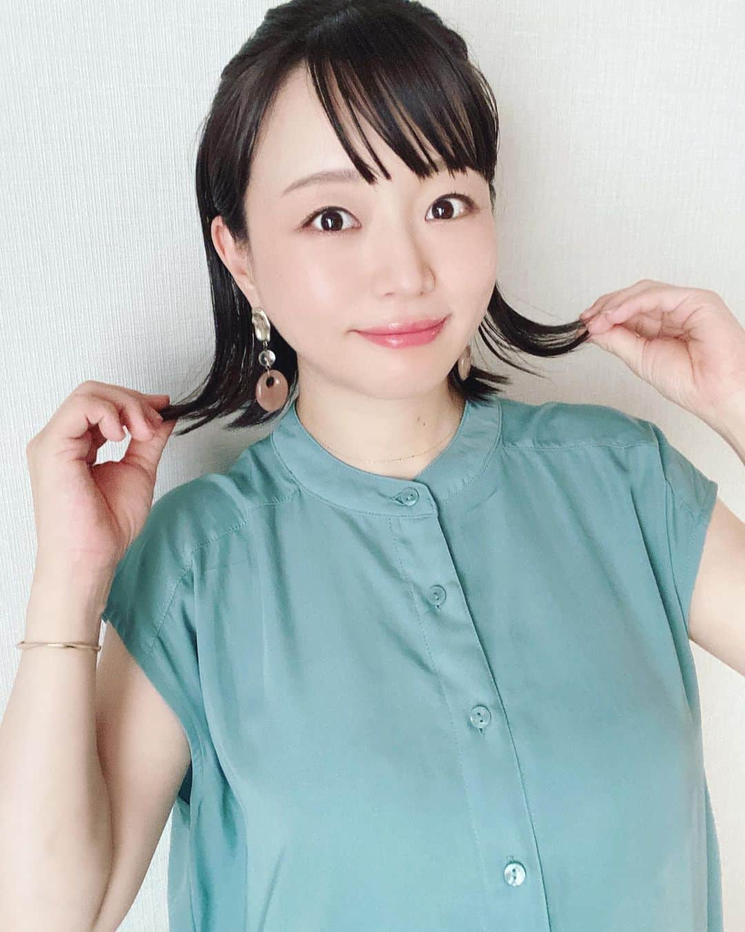 喜屋武ちあきのインスタグラム：「短くしました💇🏻‍♀️ ⁡ ⁡ 今回も表参道のAFLOAT D’Lさんでカット＆ストレート＆トリートメント✂︎ ⁡ ⁡ 生え際が癖っ毛なので湿気が天敵なんだけど、ストレートを全体にしっかりかけるとシャキーンとなりすぎてしまう😫💦 そこを、担当のゆうじろうさんがいつも絶妙なバランスで自然に見えるようにストレートをかけてくれるので、みんな天然のストレートと思ってくれます😏✨ ⁡ ⁡ 自分が思っている以上に自分の髪を理解して、良いようにしてくれる方がいるのは本当にありがたいです☺️ ⁡ ⁡ ⁡ #美容院　#✂︎ #💇🏻‍♀️ #AFLOAT’DL #ストレート #湿気嫌い #ヘアセット」