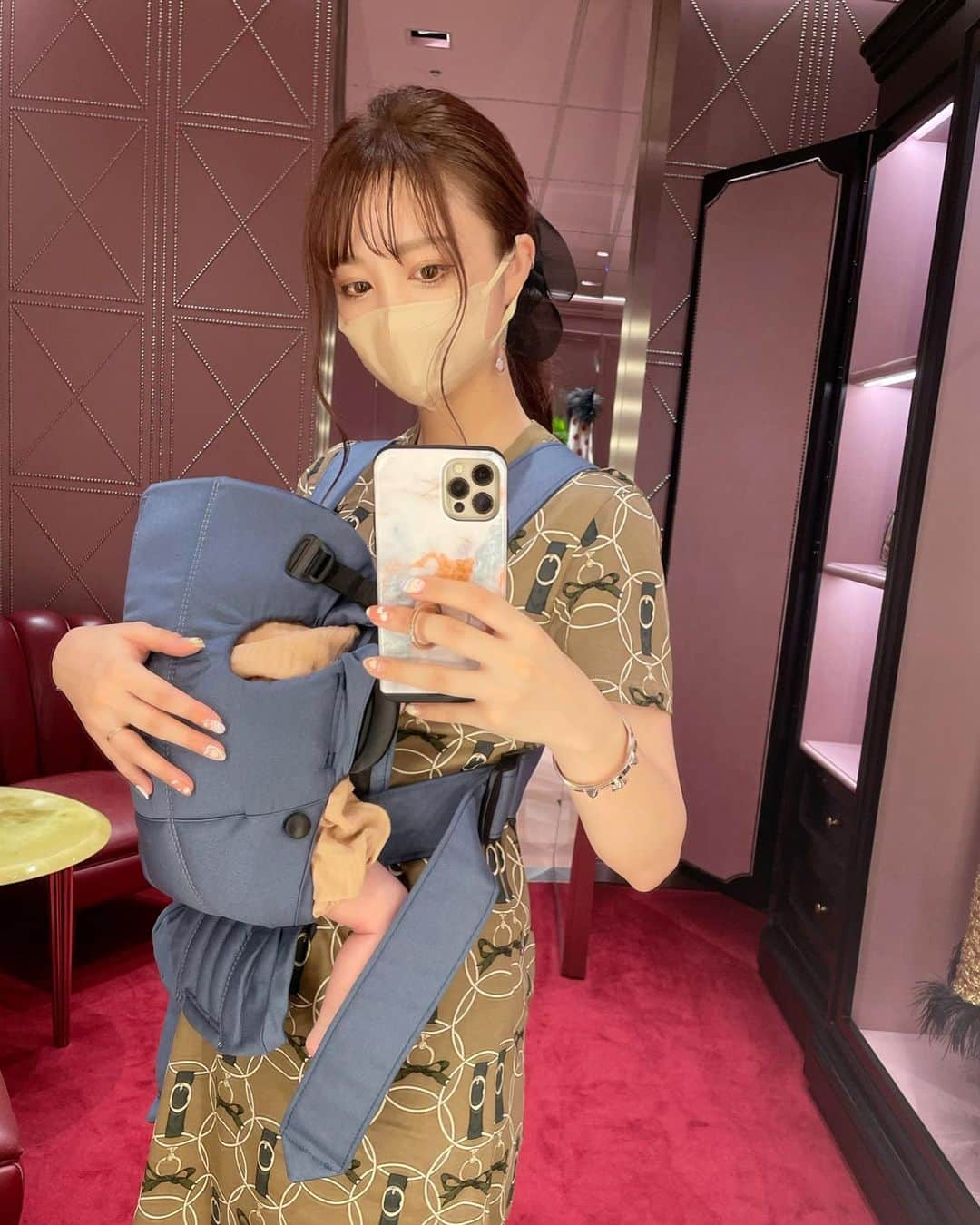 のインスタグラム：「短時間だけどお出かけした🫣🧡 いい子でママ助かったよ👶🏻💕 みんなに可愛い可愛い褒めてもらえて ご機嫌なベビ吉さんでした💛 ． ． ．  #ootd #ワンピースコーデ #ワンピコーデ #新米ママ #女の子ママ #令和4年ベビー #女の子ベビー #赤ちゃんのいる暮らし #赤ちゃんのいる生活 #子育て #ママライフ #ママ垢さんと繋がりたい #ベビーグッズ #不妊治療 #0歳児ママ #0歳児 #0歳ベビー #出産報告 #妊活 #不妊治療 #産後ダイエット #ヘアアレンジ #ポニーテール #hermes #エルメスプレタ #エルメスプレタ2022秋冬 #エルメスプレタ2022aw #gucci #抱っこ紐 #ベビービョルン」