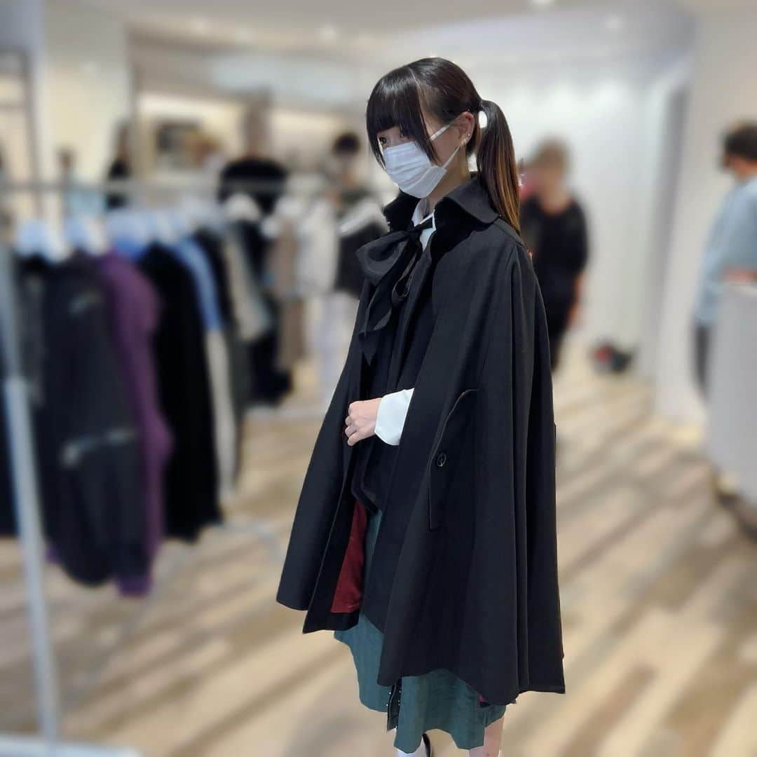 岩城優里さんのインスタグラム写真 - (岩城優里Instagram)「👾 . . ご招待を頂いて、3ブランドのお披露目 展示会に行ってきました🫧 . . . フードの頭にかかる長さとか、 色んな着こなしが1着で楽しめるようになっていたり これは男の子着てたらめっちゃいいっって お洋服もあって男女関係なく着れるし、 とにかく細部まで拘られたお洋服ばかりで 流石でしたかわいい🥀 . . 2枚目の超絶かわいい白のブルゾンと、 この日沢山説明やお話をしてくださった かわいいちぃちゃんとお揃いで着てる ツインテールが出せるパーカーを注文しました🫶🏻 . ブルゾンも襟部分を折りたたんでも着れるし、 上までファスナー閉めた時には 丁度口下くらいにくる天才な長さにされてるそうです👏🏻 . ツインテールこの日たまたましてたんだけど 割と低めでも大丈夫だったし、 結構高い位置まで通るから ラビットツインでもいけそう…かわいい…… . . 秋冬楽しみ☁️  #サイバーパンク #ストリートファッション  #スニーカーコーデ #streetfashion #cyberpunk  #貴族 #クラシカルコーデ #パーカー女子 #地雷  #ついんてーる #ツインテール  #サブカル #ユニセックス」8月11日 10時03分 - yuriiwaki_1130