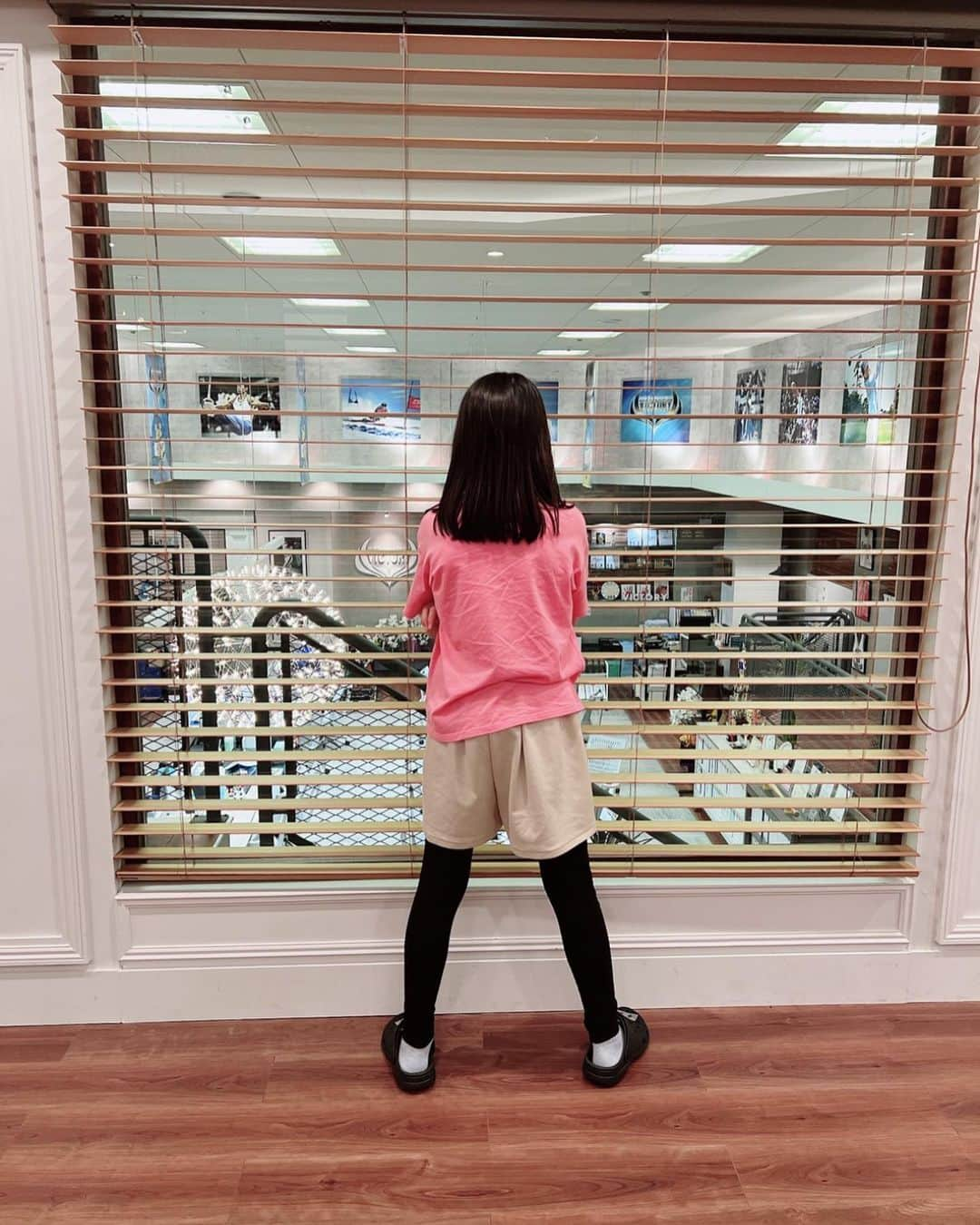 稲垣来泉さんのインスタグラム写真 - (稲垣来泉Instagram)「. おはようございます(๑′ᴗ‵๑) . オールドルーキー第6話ご視聴いただきありがとうございました。 . @oldrookie_tbs  オールドルーキーの公式に 載せていただいた 明紗が社長に⁉︎ 泉実が社員に！の違う角度からの写真です。 . 逆バージョン 泉実が社長に⁉︎ 明紗が社員に！もあります😁 反省している姿が可愛すぎ 怒れないですね…😆 . 社長室からの眺めは素敵でした。 高柳社長の椅子にたくさん座ってきました。 . ビクトリーの探検すごく楽しいです。 . . 第7話もご視聴ください。 第６話は#TVer にて見逃し配信中です。 . . #日曜劇場 #TBS #オールドルーキー #新町探検隊 #新町明紗 (めいさが自分の事「めいしゃ」ってなっちゃう所好き❤︎) #泉谷星奈 ちゃん @i_rana_ta  #新町泉実 #稲垣来泉 @kurumi_inagaki」8月11日 9時56分 - kurumi_inagaki