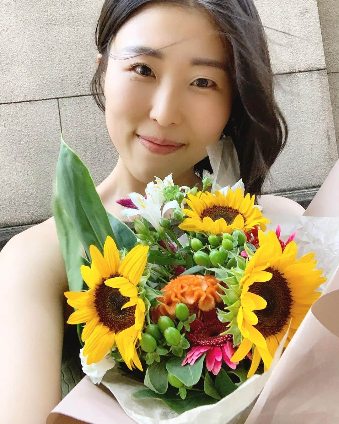 megumiのインスタグラム：「お仕事先の方から夏の花束頂いた🌻かわいくて嬉しい☺️ . 夏はずっと家に引きこもってるから、部屋の中に彩りあると嬉しい☺️ . .  #風ノ強サニモ負ケズ自撮リ #先週誕生日でした #昭和最後の夏生まれ #ひまわりの花束  #sunflower  #🌻 . . . .  #骨格ストレート #パン好きトレーニー #healthylifestyle #healthybody #健康美 #naturalbeauty #ボディメイク#bodymake #フィットネス #fitness #fitnessgirl #フィットネス女子 #筋トレ女子 #体型記録 #ダイエット#メリハリボディ#fitnessmodel #フィットネスモデル #お尻トレーニング #美尻 #美容 #宅トレ #homeworkout」