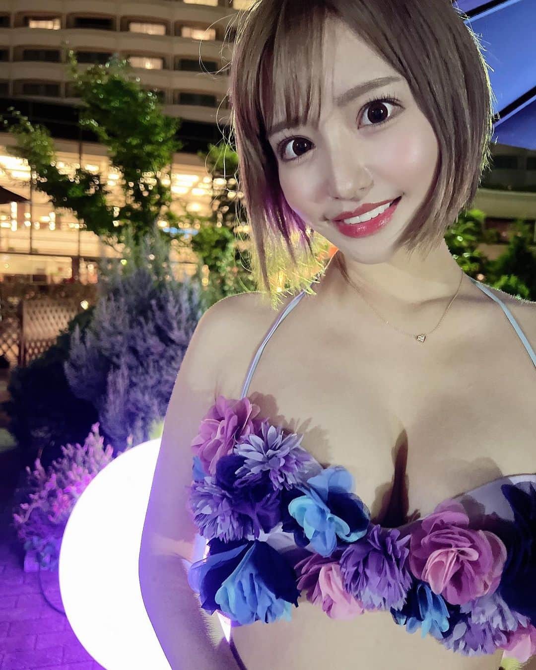 のインスタグラム：「. ナイトプール🌃︎💕︎ . .」