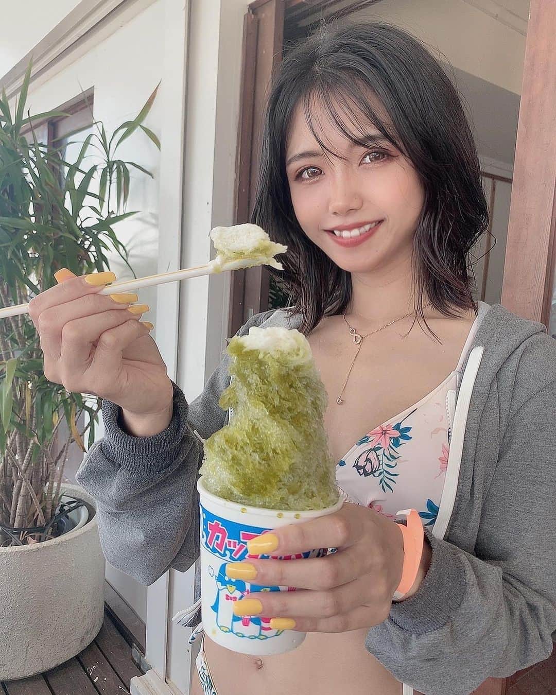 早乙女みれいのインスタグラム：「. . 海にかき氷は最高だった👼🏻 全力で遊んでびしょ濡れで 帰る事になることを まだ知らないこの時。笑 . . #福岡#中洲#博多#天神#西中洲 #キャバクラ#キャバ嬢#ラウンジ #ガールズバー#ホステス #歌舞伎町#すすきの #錦#北新地#ミナミ#博多美人 #アイドル#グラビア#モデル#ハーフ #AV女優#可愛い#ドレス #followme#fashion#makeup #gym#workout#model」