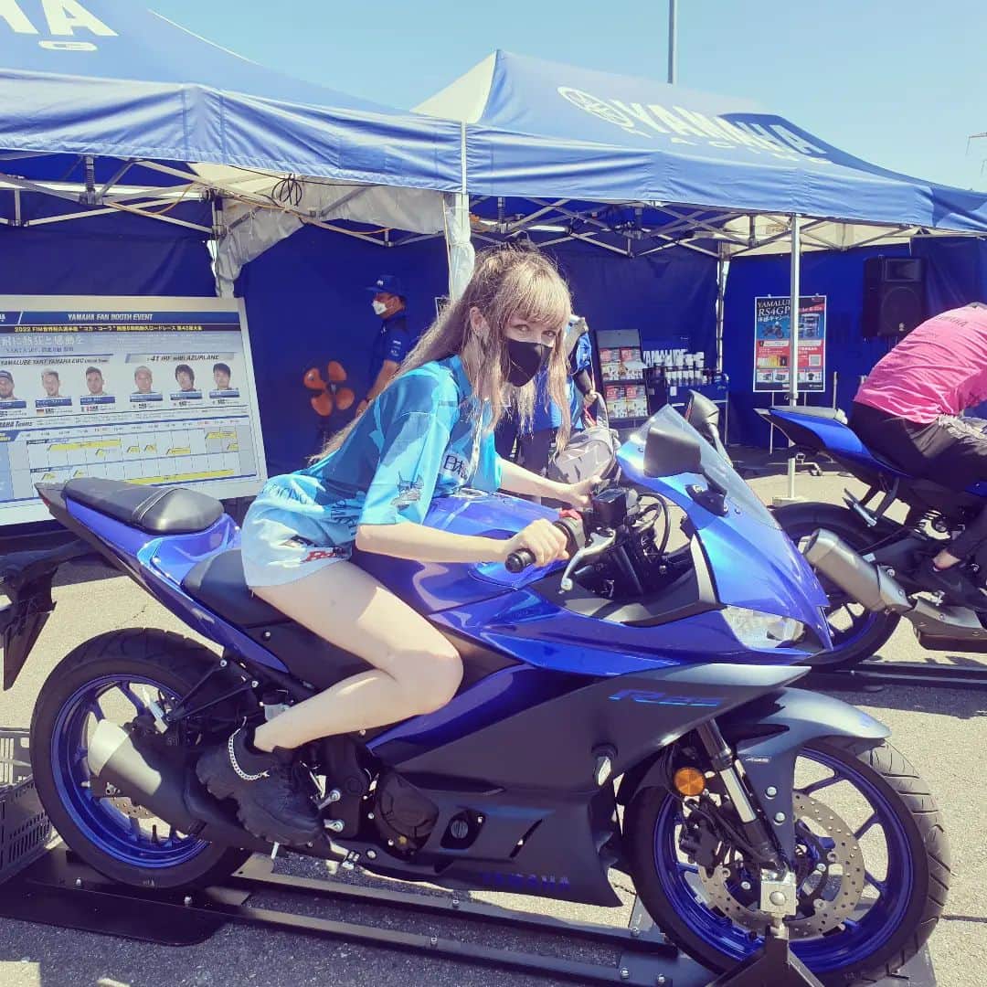 フィン・ポンペルモのインスタグラム：「免許とりたい😭 8耐楽しかった🏍️」