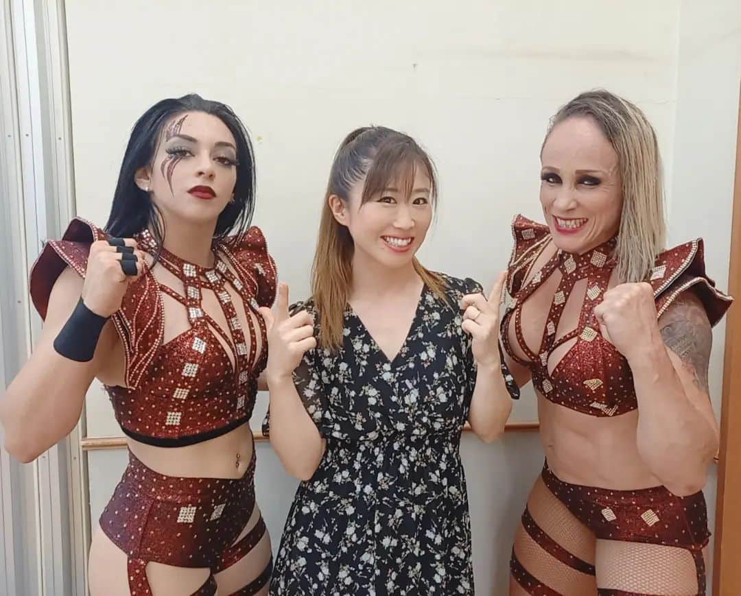 藤本つかさのインスタグラム：「Mi camarada y rival.🇲🇽   Nos reencontramos en Japón.  ¡Juguemos otra vez!  私の戦友であり、ライバルです。  日本で再会！  また戦いましょう！  @stephanie.vaquer @dalyscmll #iceribbon #cmll #メキシコ」
