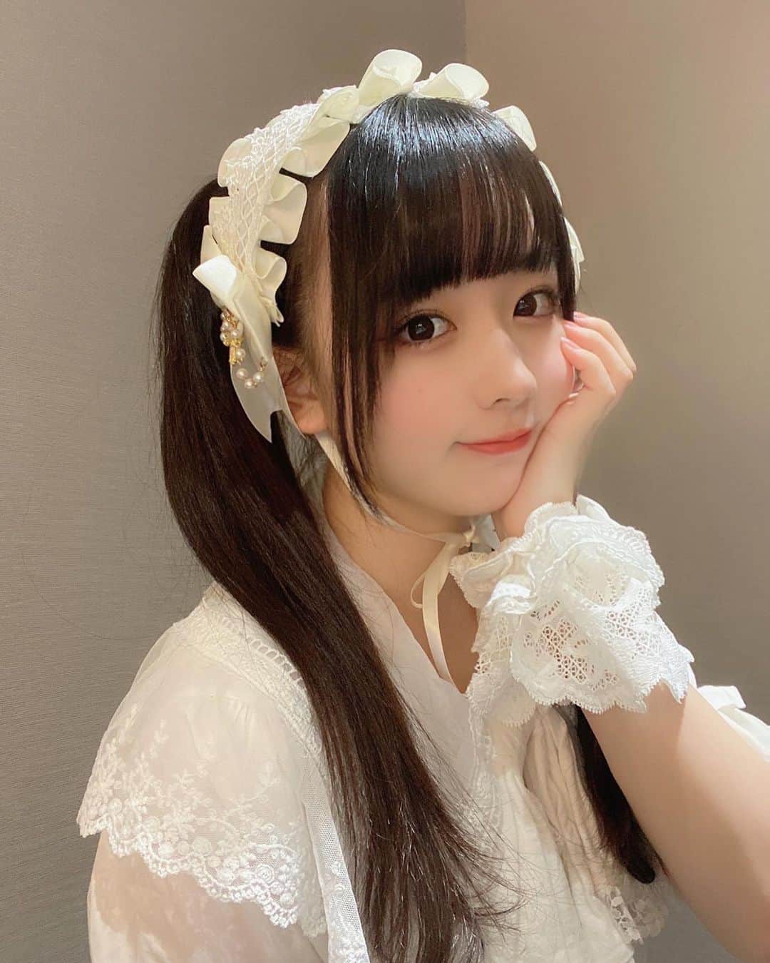 高田もものインスタグラム：「. ももの右側のお顔、あんまり見たことないんじゃないかな！ . だっていつも撮らないもん！ . というわけで珍しく3枚目、右側です . かしこ . #高田もも #かしこってなに #かしこ #instagood #instagram #ついんてーる #ツインテール #ロングヘア #ヘアアレンジ #ヘッドドレス #whiteoutfit #衣装 #アイドル #japaneseidol #아이돌 #偶像 #唯美人形」