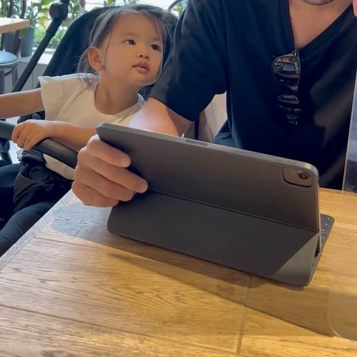 申真衣のインスタグラム：「👨🏽仕事捗らない😂  #甘噛み #甘え上手」