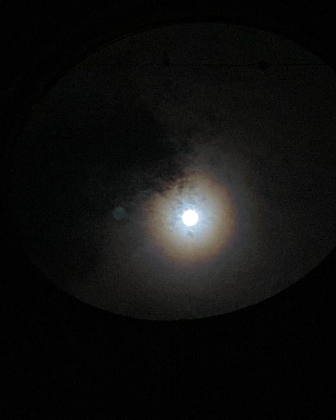 のインスタグラム：「満月🌕✨ すごいパワー(*´꒳`*)✨🌸 久しぶりにこんな綺麗な満月を見ました♡♡  美しい✨💓  #満月 #moon #あ！！満月明日でしたね笑笑 #うっかり者」