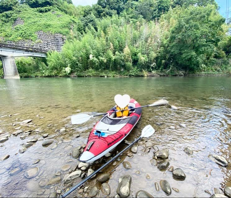 川島恵さんのインスタグラム写真 - (川島恵Instagram)「夏の思い出🛶川遊び🚣‍♀️ 川を良く知る方に付いてもらい常時アドバイスの下、貴重なカヌー体験をさせてもらいました！ (出発前に写真を撮影！) 親子で一生懸命オールを漕ぎ、時には流れに身を任せ… 自然のさまざまな表情を体いっぱい感じたひとときでした！ ・ #休みの日もフル活動 #夏やすみ #夏休み #夏休みの思い出 #川遊び #カヌー #カヌー体験 #川 #宮崎の川 #備忘録 #川のある風景」8月11日 23時56分 - mrt.kawashima