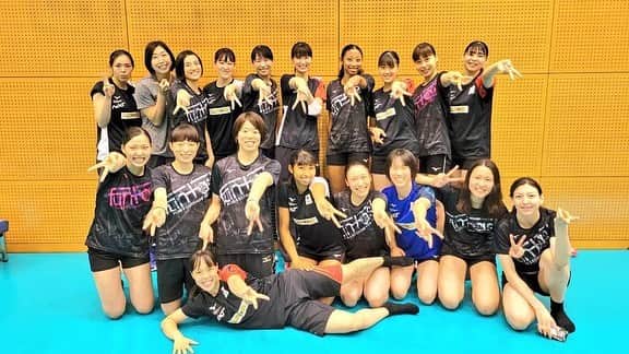 荒木絵里香さんのインスタグラム写真 - (荒木絵里香Instagram)「薩摩川内で行われている、女子日本代表の合宿に行かせてもらいました🏐 それぞれの課題に懸命に取り組んでいる選手たち。 来月から始まる世界選手権に向けて、選手スタッフ一丸となって頑張っていました。  アントラージュの一員としても、全力で応援していきます‼︎  今日はロンドンオリンピックの銅メダル獲得からちょうど10年の日。 みんなの想いが繋がっていきますように✨  写真3枚目、さおりまゆは、成徳→東レ仲間  4枚目はミドルブロッカー's🙌  #アントラージュ #アントラージュfromロンドン」8月11日 23時57分 - erika_araki_official