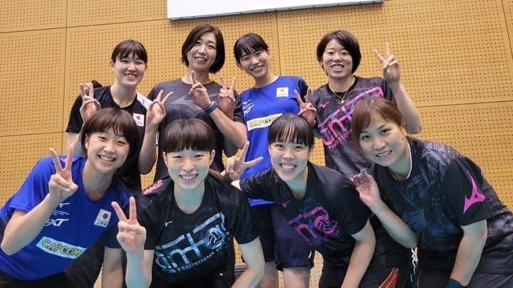 荒木絵里香さんのインスタグラム写真 - (荒木絵里香Instagram)「薩摩川内で行われている、女子日本代表の合宿に行かせてもらいました🏐 それぞれの課題に懸命に取り組んでいる選手たち。 来月から始まる世界選手権に向けて、選手スタッフ一丸となって頑張っていました。  アントラージュの一員としても、全力で応援していきます‼︎  今日はロンドンオリンピックの銅メダル獲得からちょうど10年の日。 みんなの想いが繋がっていきますように✨  写真3枚目、さおりまゆは、成徳→東レ仲間  4枚目はミドルブロッカー's🙌  #アントラージュ #アントラージュfromロンドン」8月11日 23時57分 - erika_araki_official